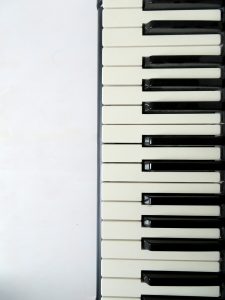 Piano acoustique ou numérique : bien choisir pour débuter