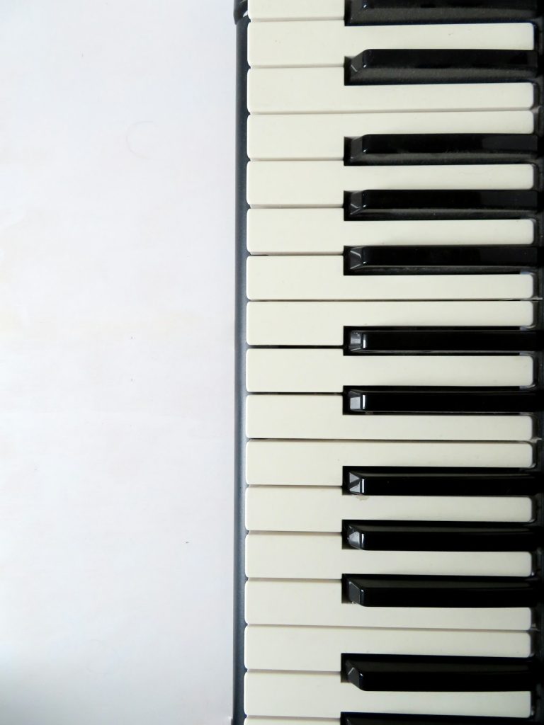 Piano acoustique ou numérique : bien choisir pour débuter